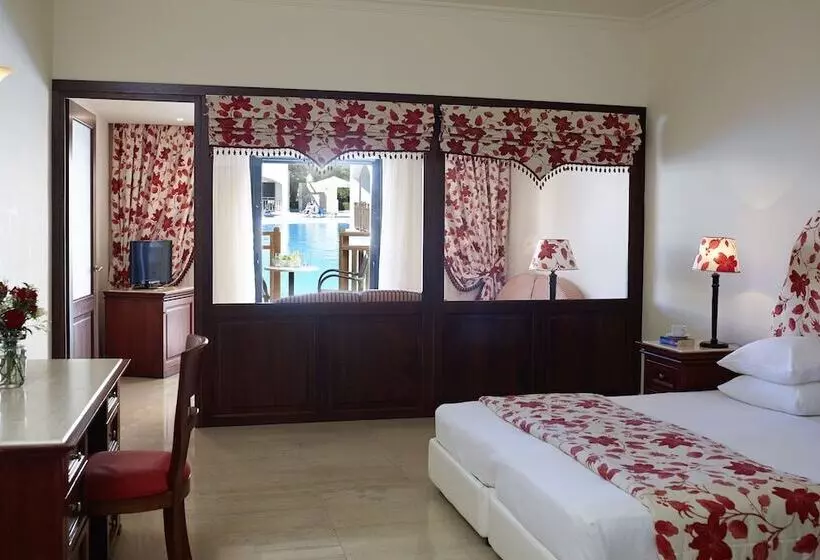 Perhehuone, Roda Beach Resort & Spa