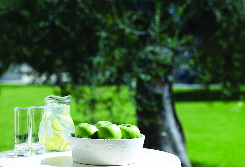 غرفة عائلية مطلّة علي الحديقة, Roda Beach Resort & Spa