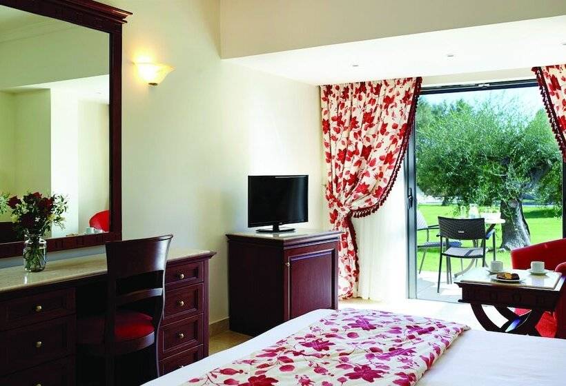 غرفة عائلية مطلّة علي الحديقة, Roda Beach Resort & Spa