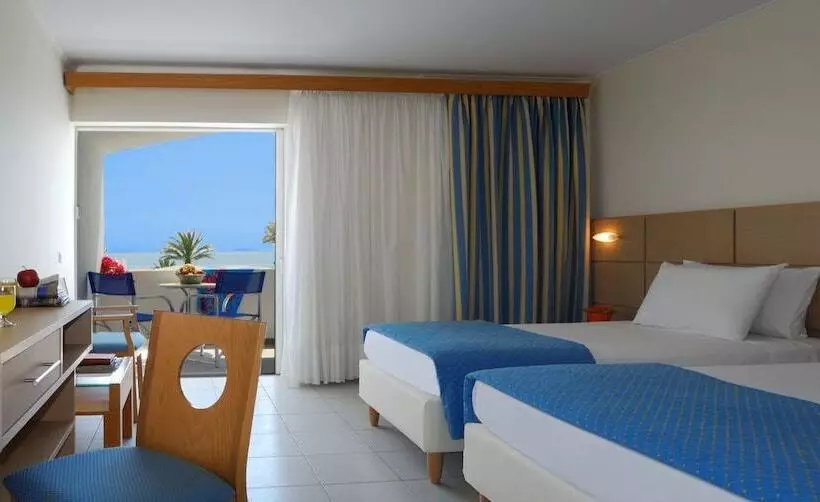 Perhehuone, Kinetta Beach Resort And Spa