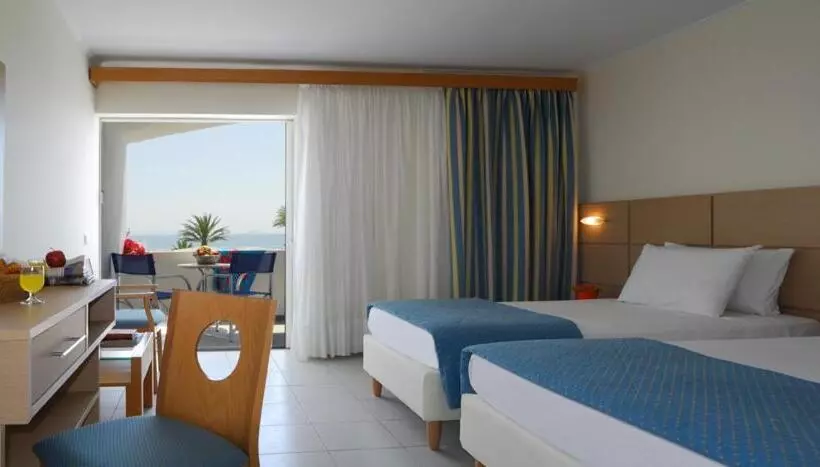 Perhehuone, Kinetta Beach Resort And Spa