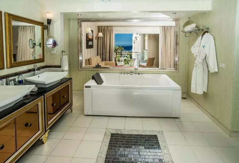 سوئیت با چشم‌انداز دریا و هیدروماساژ, Premier Le Reve Hotel & Spa Sahl Hasheesh   Adults Only 16 Years Plus