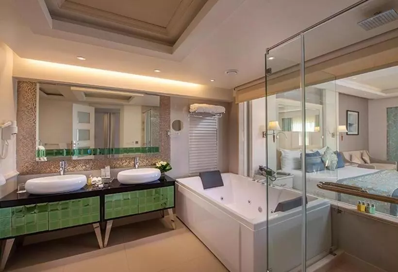 سوئیت پریمیوم با چشم‌انداز دریا, Premier Le Reve Hotel & Spa Sahl Hasheesh   Adults Only 16 Years Plus