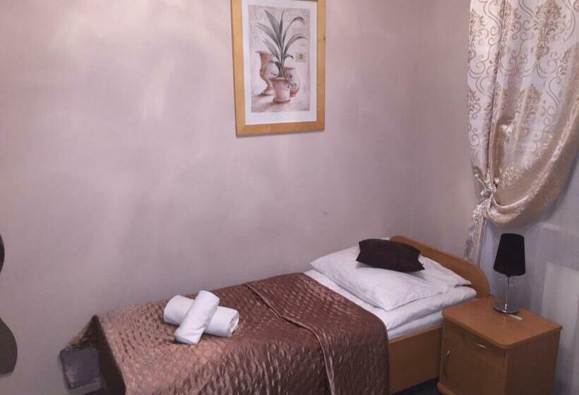 Standard Yhden Hengen Huone, Roko