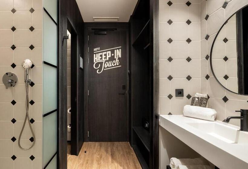 اتاق خانوادگی, Toc Hostel Málaga