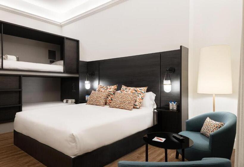 اتاق خانوادگی, Toc Hostel Málaga