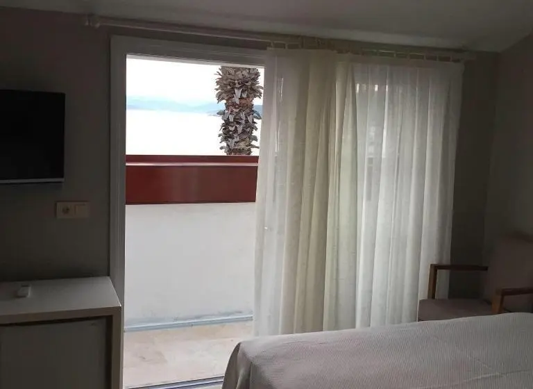 اتاق لوکس با بالکن و چشم‌انداز دریا, Teos Lodge