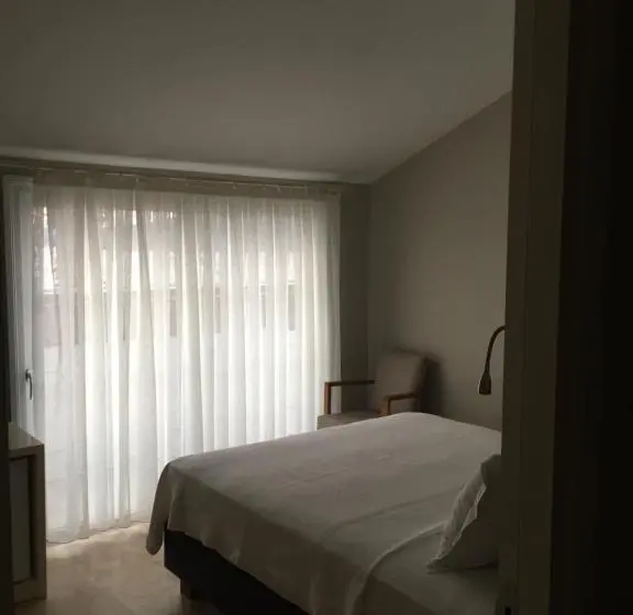 اتاق لوکس با بالکن و چشم‌انداز دریا, Teos Lodge