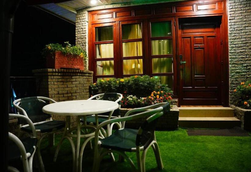 اتاق لوکس با تخت بزرگ, Khattak Lodge Murree