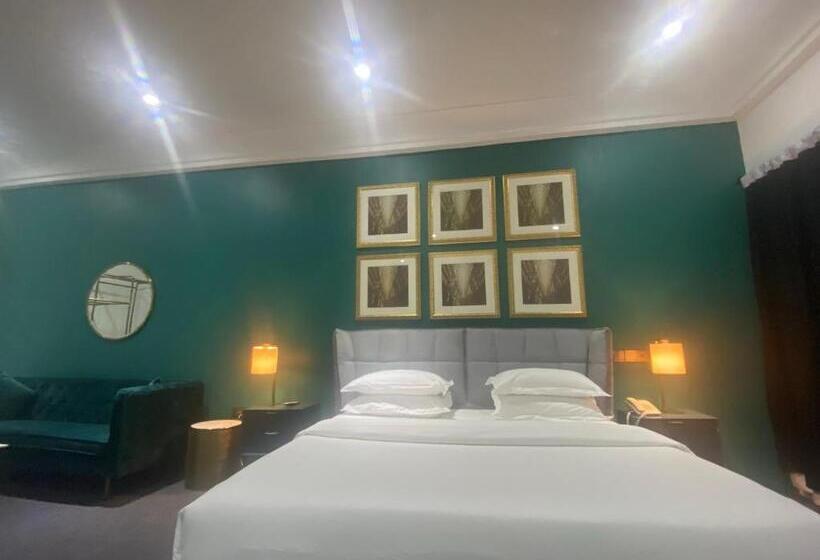 استودیوی لوکس, Muse Boutique