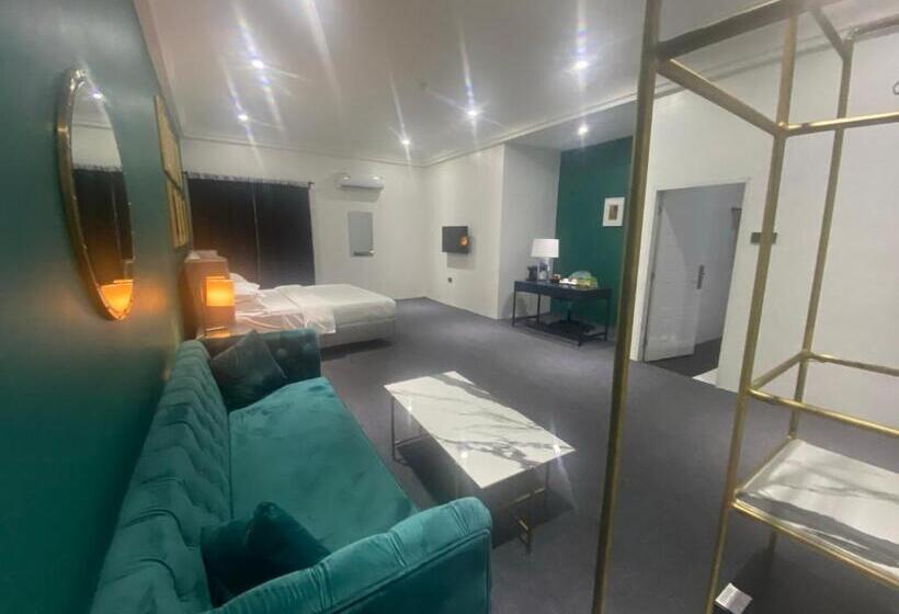 استودیوی لوکس, Muse Boutique