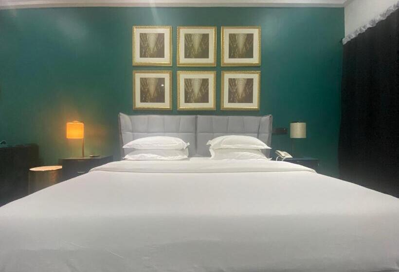 استودیوی لوکس, Muse Boutique