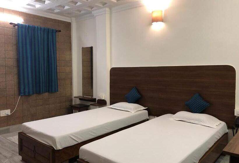 Номер Deluxe, Saluja