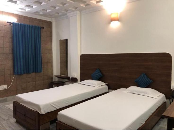 Номер Deluxe, Saluja