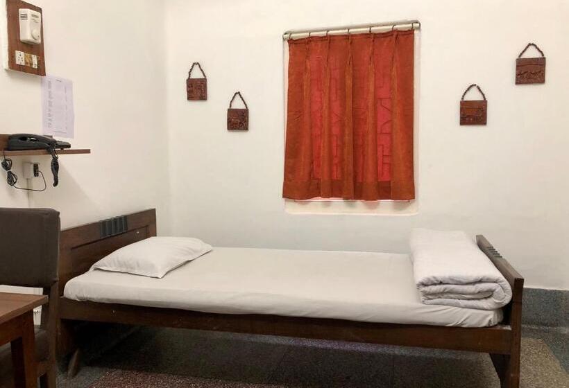 Номер Стандарт Индивидуальный Совместная Ванная, Saluja