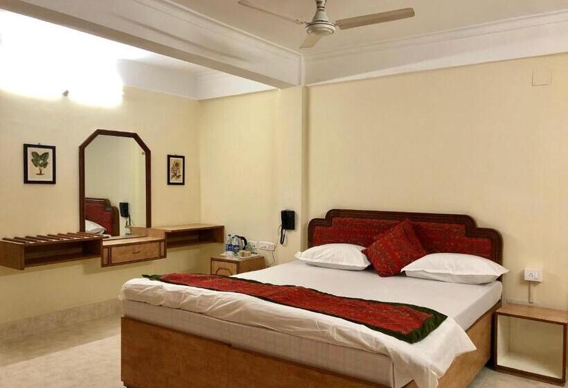 Номер Superior, Saluja