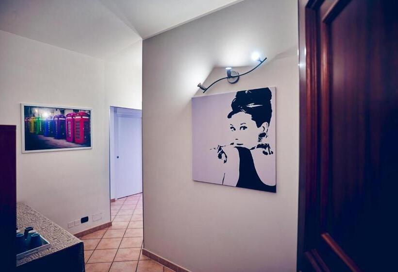 اتاق سه‌نفرۀ استاندارد با سرویس بهداشتی بیرون از اتاق, Travelershome 7metri Guesthouse