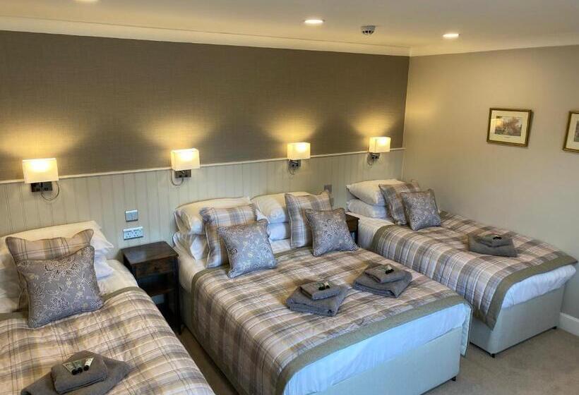 חדר משפחתי, Adrian S Guest House