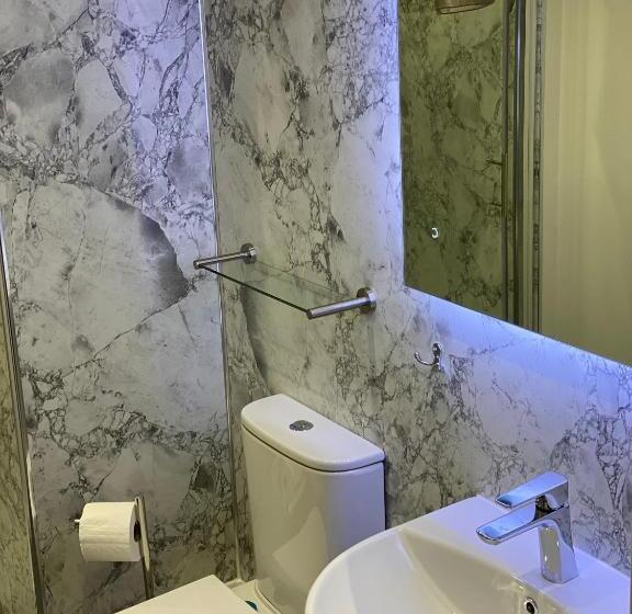 Семейный Номер, Adrian S Guest House