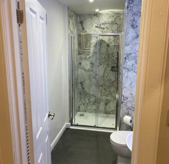 חדר משפחתי, Adrian S Guest House