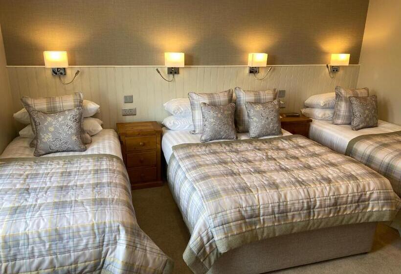 חדר משפחתי, Adrian S Guest House