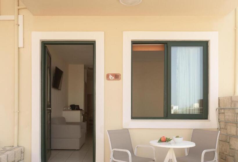 Семейный Номер Вид на Сад, Asterias Village