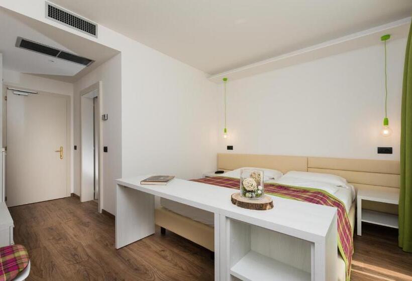 Номер Стандарт Вид на Бассейн, Brione Green Resort