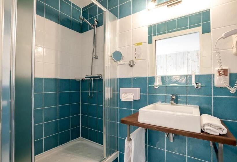 Номер Стандарт Трехместный, Brit Hotel Des Halles