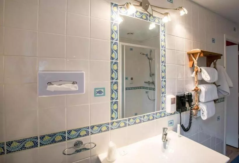 اتاق خانوادگی, Brit Hotel Des Halles