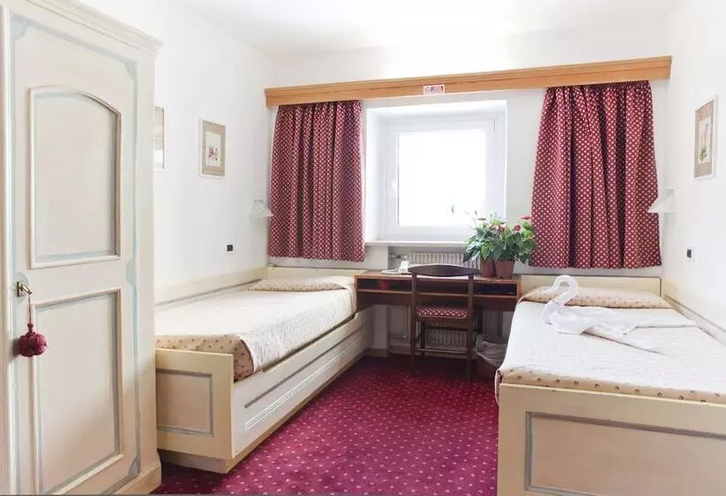 Standard Kolmen Hengen Huone, Cir