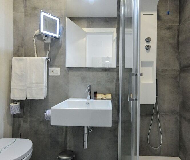 Pokój Standard, Lampara