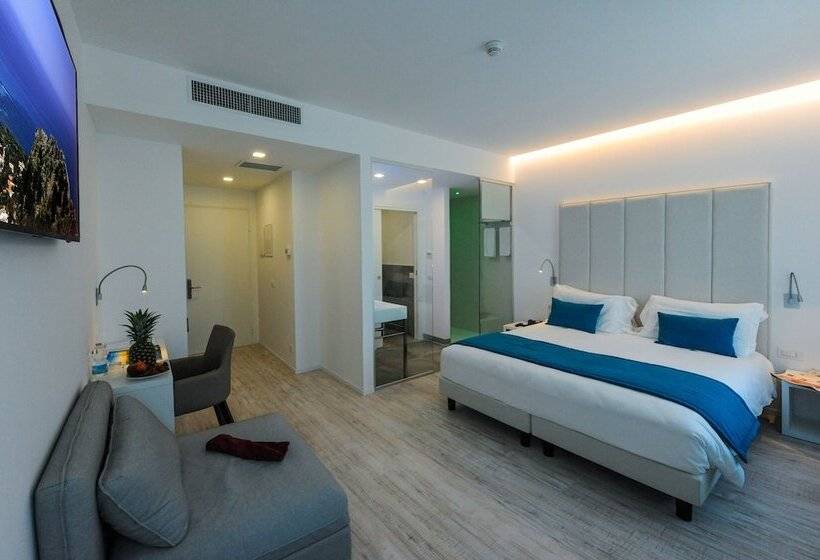 Pokój Deluxe Trzyosobowy, Lampara