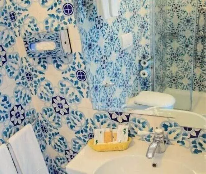 اتاق استاندارد چهار تخته با چشم‌انداز دریا, Palazzo Marzoli Charme Resort  Small Luxury