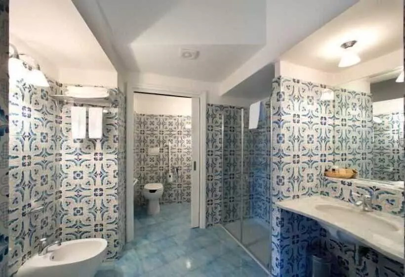 اتاق استاندارد چهار تخته با چشم‌انداز دریا, Palazzo Marzoli Charme Resort  Small Luxury