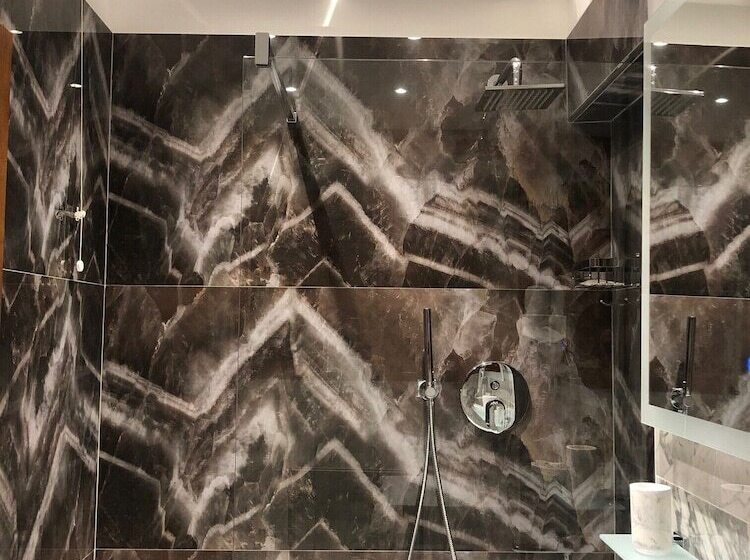 اتاق استاندارد سه نفره, Ariel Silva