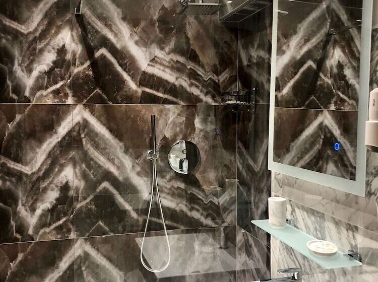 اتاق استاندارد سه نفره, Ariel Silva