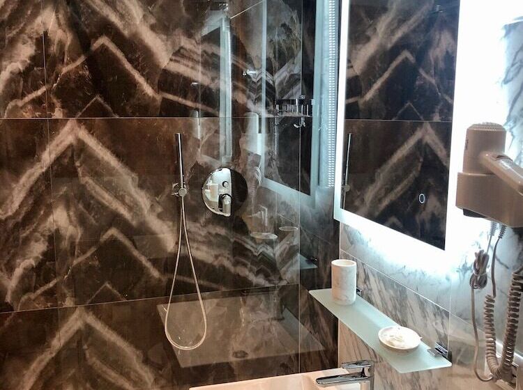 اتاق استاندارد سه نفره, Ariel Silva