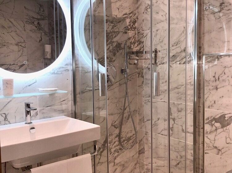 اتاق استاندارد سه نفره, Ariel Silva