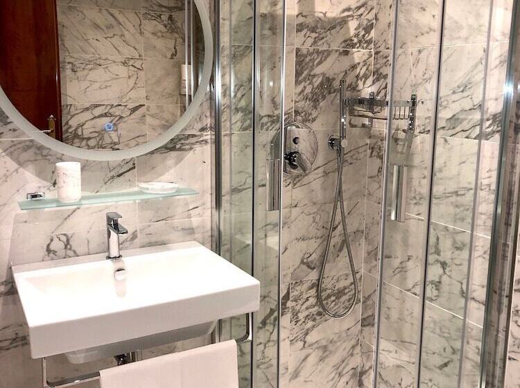 اتاق استاندارد سه نفره, Ariel Silva