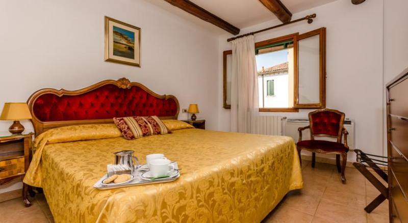 اتاق استاندارد با سرویس بهداشتی مشترک, Ariel Silva