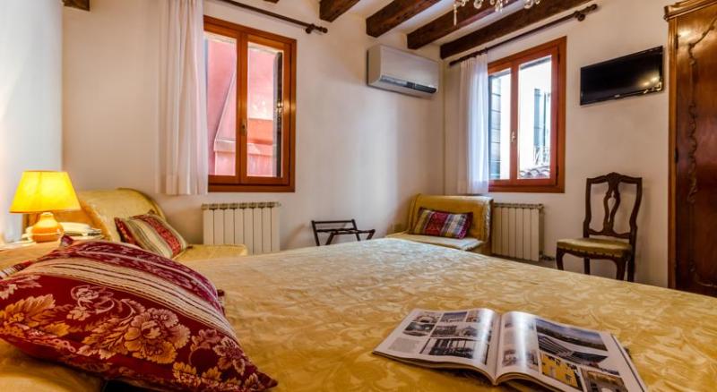 اتاق استاندارد با سرویس بهداشتی مشترک, Ariel Silva