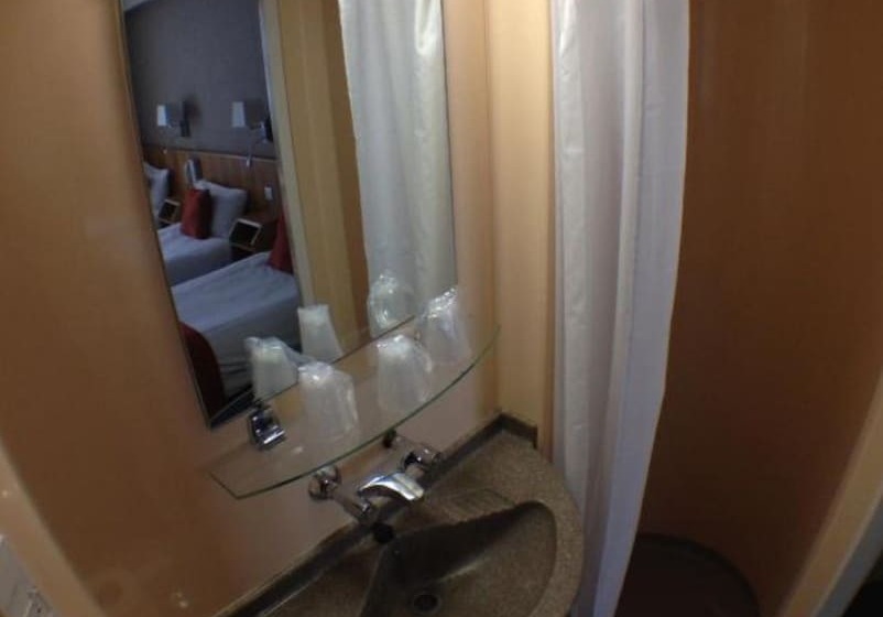 חדר בסיסי לשלושה, Columbus