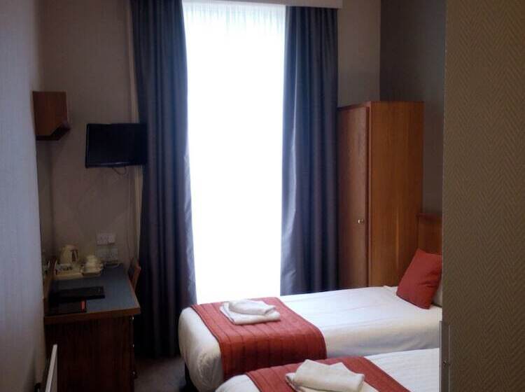 חדר בסיסי לשלושה, Columbus