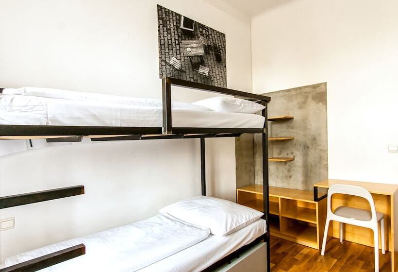 Quarto Quadruplo Estandar Banheiro Compartilhado, Czech Inn