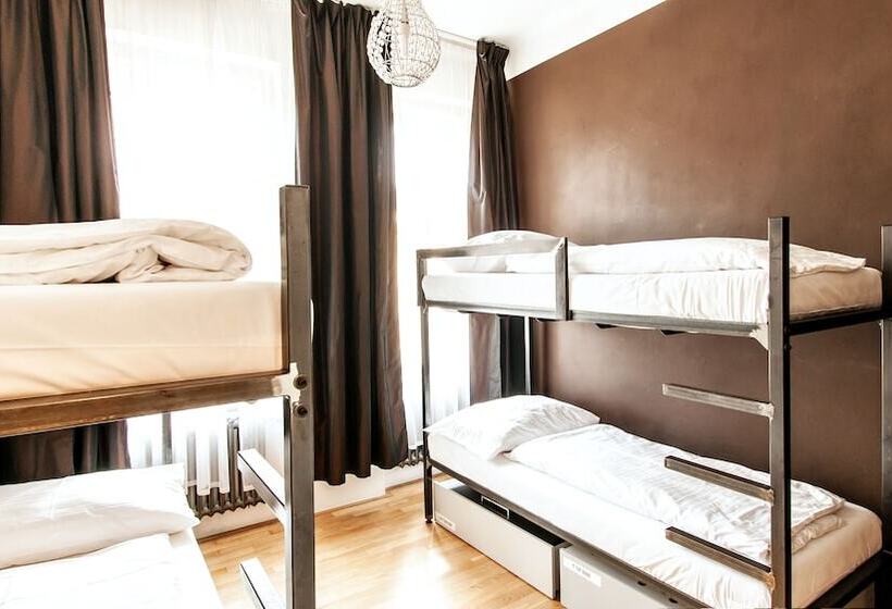Quarto Quadruplo Estandar Banheiro Compartilhado, Czech Inn