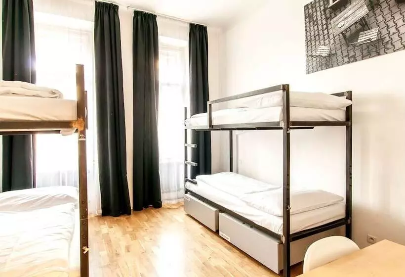 Standard Neljän Hengen Huone Jaettu Kylpyhuone, Czech Inn