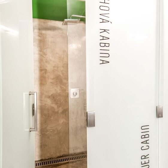 Quarto Quadruplo Estandar Banheiro Compartilhado, Czech Inn