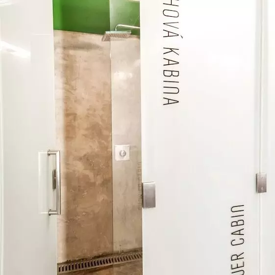 Standard Neljän Hengen Huone Jaettu Kylpyhuone, Czech Inn