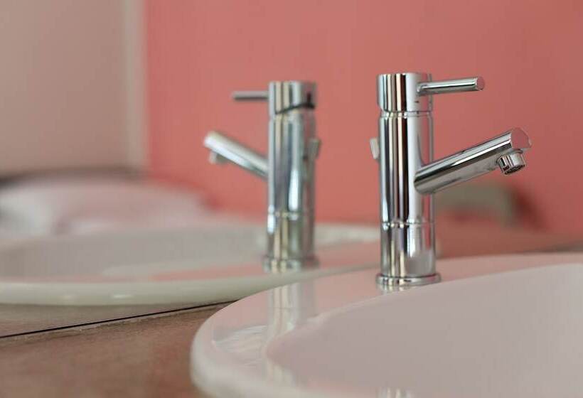 Quarto Quadruplo Estandar Banheiro Compartilhado, Czech Inn