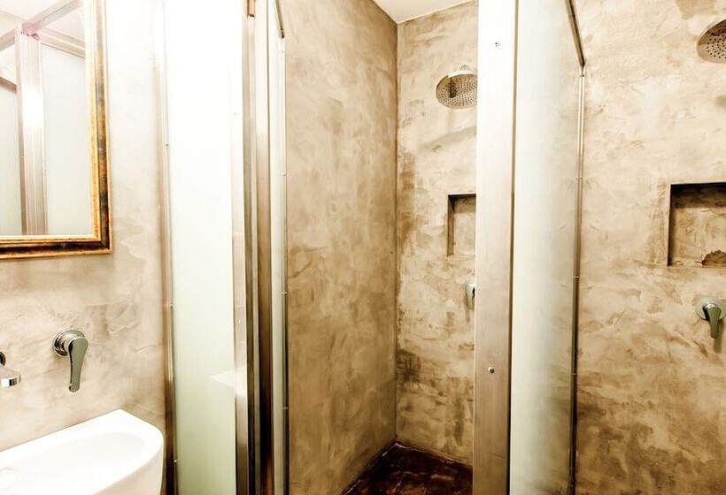 Quarto Quadruplo Estandar Banheiro Compartilhado, Czech Inn